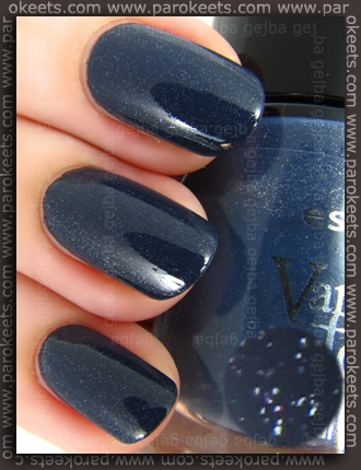 Essence Vampire's Love - Into The Dark Essence Vampire's Love - Into The Dark swatch