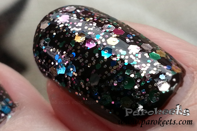 L'Oreal Sequine Explosion (842) nail polish detail