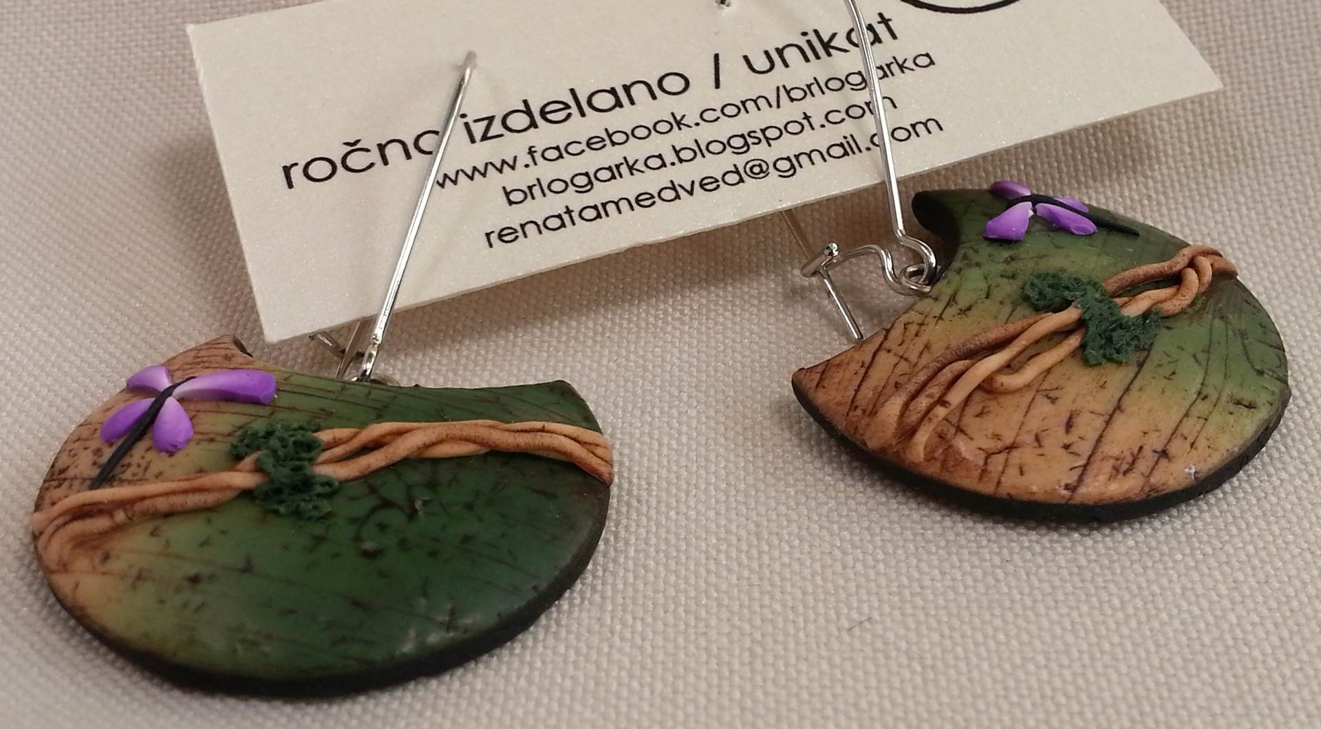 Brlogarka uhani ozadje