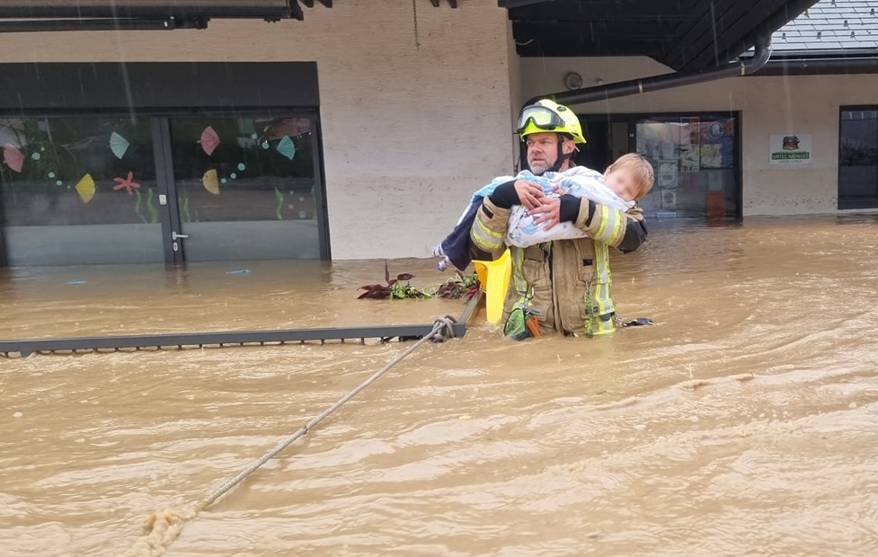 PGD-Menges-saving-kids-from-flooded-kindergarden-01