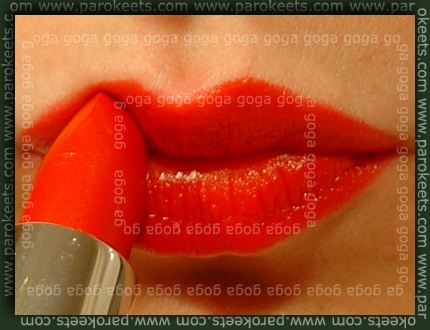 Manhattan - Intensely red lipstick
